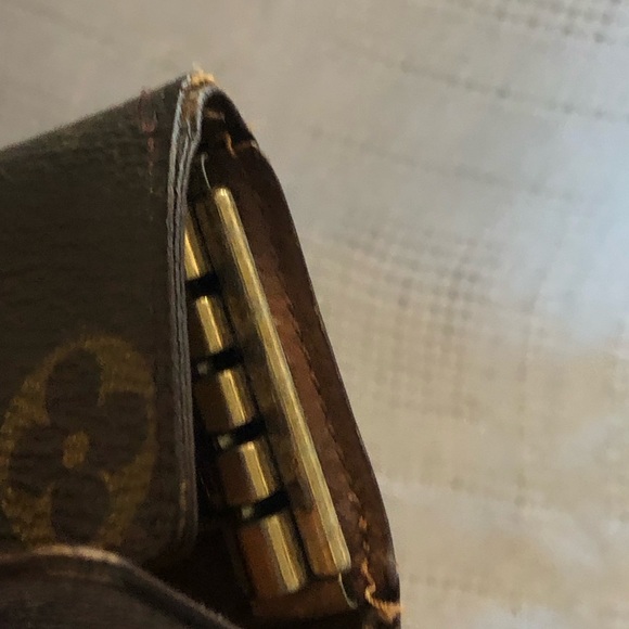 LOUIS VUITTON M69517 Monogram Multicle 4 Key Case 4 Rows Vintage Gold - Picture 4 of 6